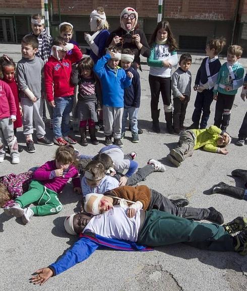 Educación arreglará el patio del colegio Genil tras un año de quejas