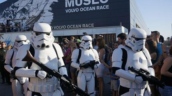 La Guerra de las Galaxias toma Granada en favor de la asociación Calor y Café