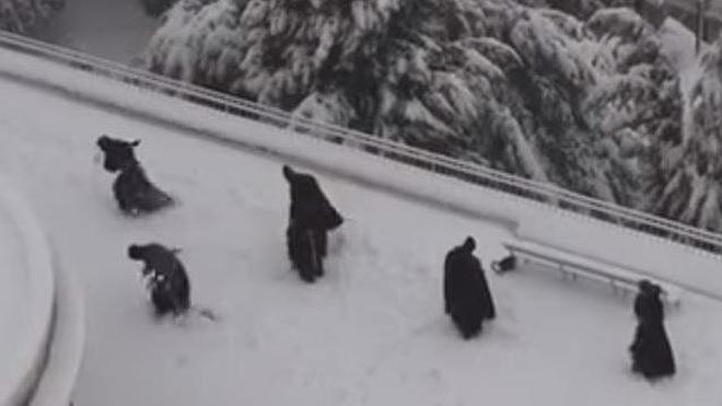 Varios monjes franciscanos se lanzan bolas de nieve en Jerusalén