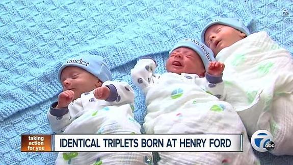 Da a luz a trillizos idénticos de forma natural, un caso entre un millón