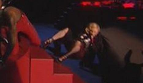 Tremenda caída de Madonna en el escenario de los Brit Award