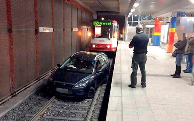 Un hombre condujo su coche por un túnel subterráneo hasta llegar a una parada de metro