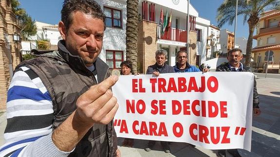 Cenes rifa un empleo a cara o cruz