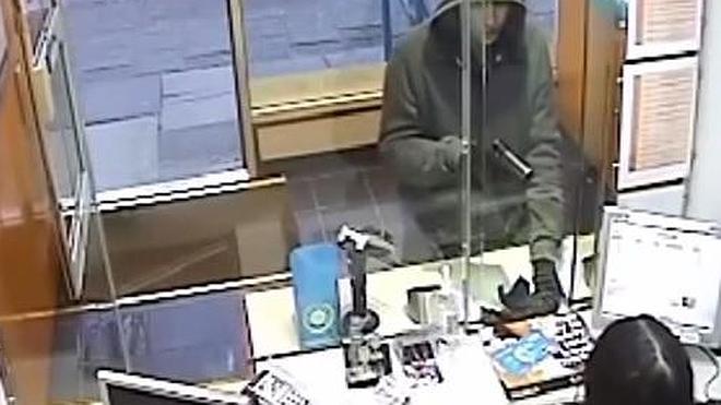 La cajera más valiente: se niega a entregar el dinero a un atracador que le apunta con una pistola