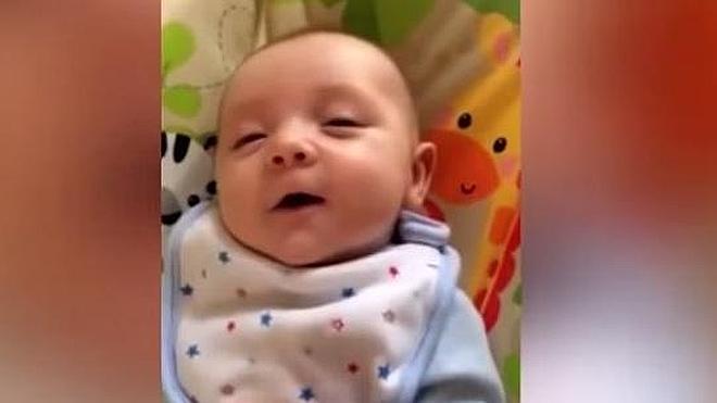 Un Bebe De 7 Semanas Asombra A Su Madre Diciendole Hello Ideal