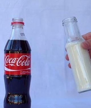 ¿Qué pasa si mezclamos un vaso de leche en una botella de Coca-Cola
