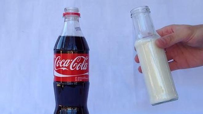 ¿Qué pasa si mezclamos un vaso de leche en una botella de Coca-Cola