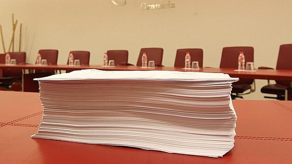 La falta de una firma aplaza una moción de censura en la Cámara de Comercio