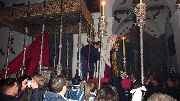 La Virgen de las Maravillas ya está en su paso de palio