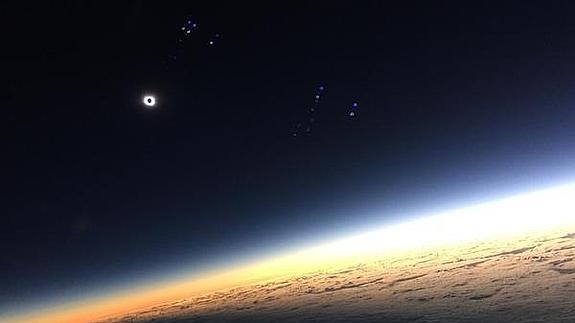 Espectacular imagen del eclipse solar tomada desde un avión
