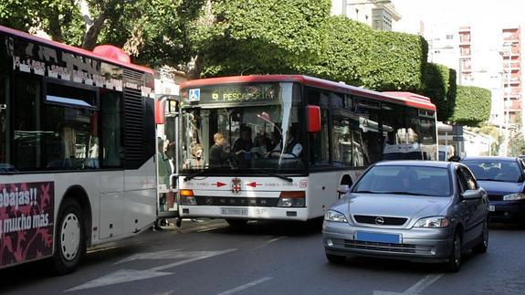 Los vecinos critican que los cambios en la línea 6 a su paso por El Puche son «discriminatorios»