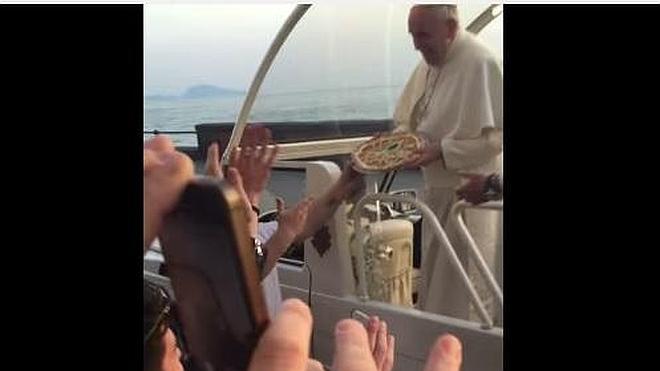 Entrega al papamóvil: Francisco no se resistió a la pizza napolitana