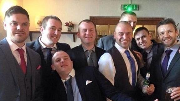 Iban de despedida de soltero a Benidorm, la liaron en el avión y el piloto dio la vuelta