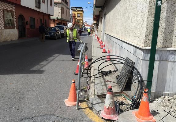 Vecinos de Casillas Bajas se sobresaltan con arquetas de luz que 'revientan' y arden