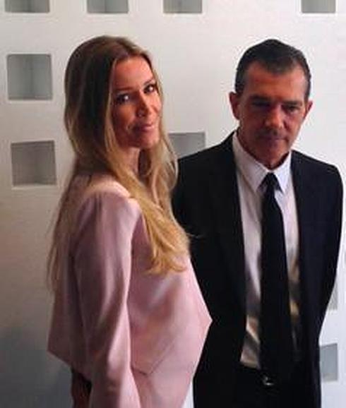 Banderas guía a su novia por la Semana Santa