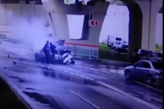 Un coche sale despedido por los aires, se destroza y el conductor sale sano y salvo