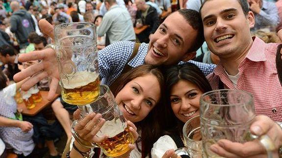 Los bebedores de cerveza de EEUU son extrovertidos, felices en el trabajo y les gusta el rock