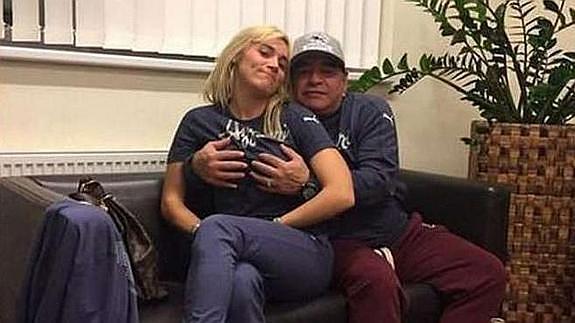 La polémica foto de Maradona y su novia