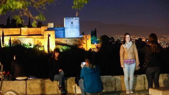 La Torre de la Vela, azul por el autismo