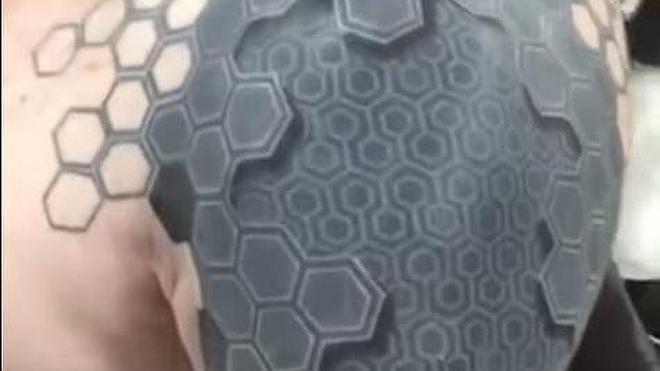 Impresionante tatuaje en 3D de un brazo biónico