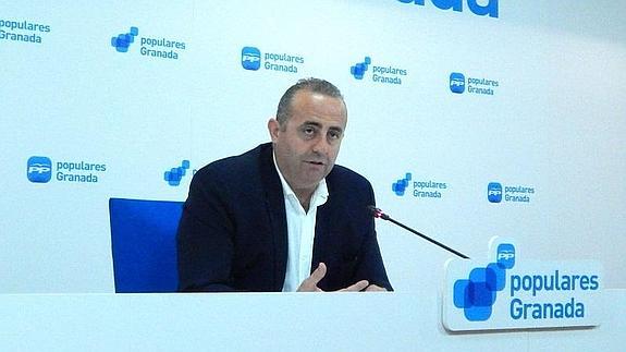 El alcalde de Gójar denuncia ante la Guardia Civil pintadas en su casa y en coches de su familia