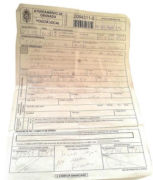 Multan a un enfermero que iba a atender a un paciente por ir en dirección prohibida