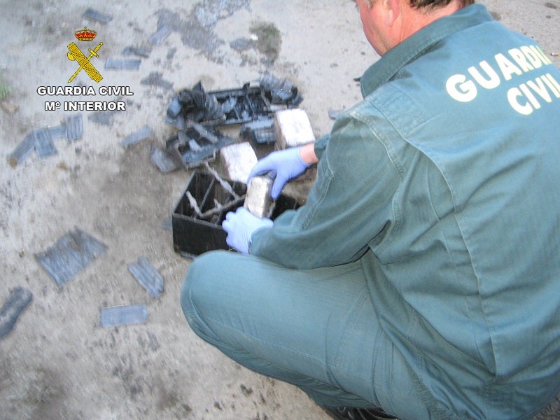 Detenido el conductor de una furgoneta interceptada en el puerto con cinco kilos de hachís