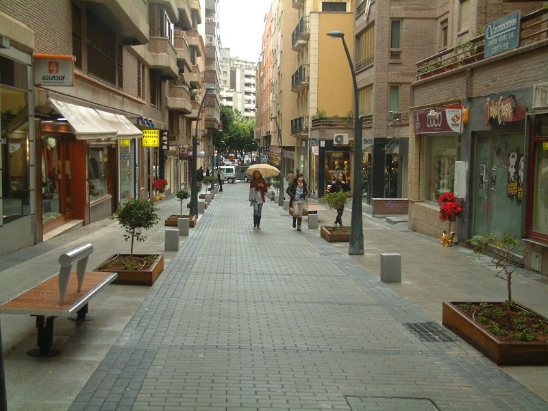 Los residentes de la calle Marqués de Comillas entran 'en guerra' con sus «ruidosos» vecinos