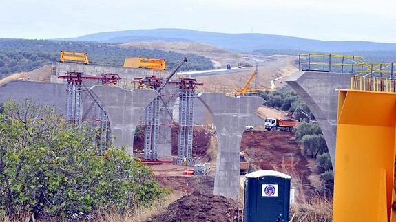 Lillo niega que se hayan paralizado fondos para la A-32