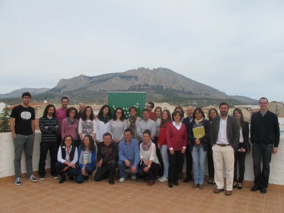 Parados de Los Vélez se preparan para lograr trabajo o emprender