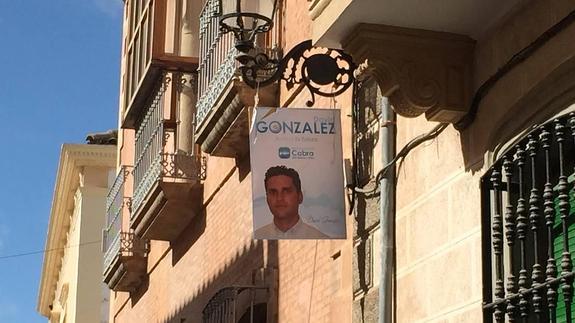 La Junta Electoral ordena al PP la retirada de carteles del candidato en Cabra del Santo Cristo