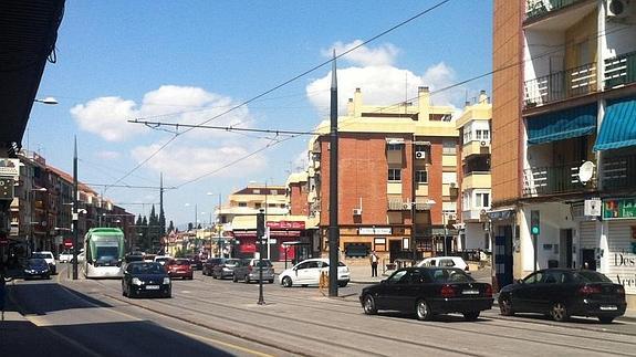Coches aparcados encima de las vías entorpecen las pruebas del metro en Maracena