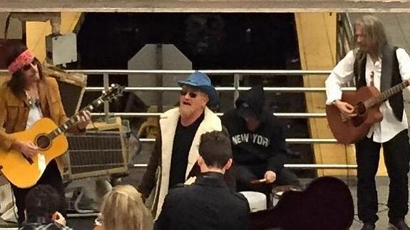 U2 se disfrazan y actúan en el Metro de Nueva York como músicos callejeros