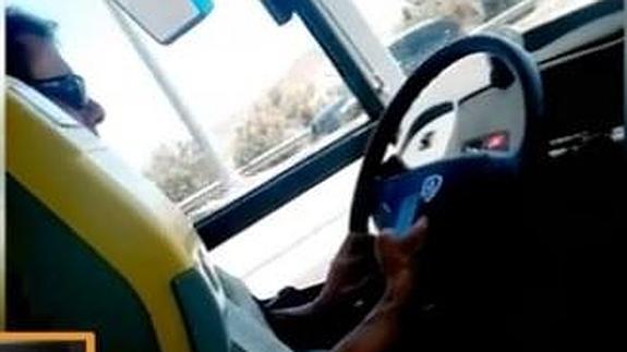 Un conductor de autobús en Canarias conduce a 100 km/h escribiendo por WhatsApp