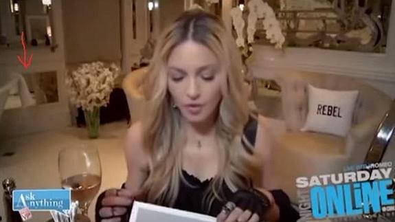 Una rata cruza la habitación de Madonna mientras hace un vídeochat con sus fans