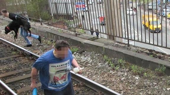 Salta a las vías antes de que llegue el tren para salvar a un perro, lanzado por su dueño
