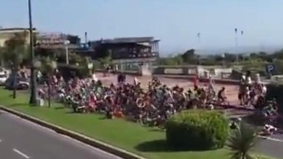 Un espectador se mete con una bici en el pelotón del Giro y provoca una caída múltiple