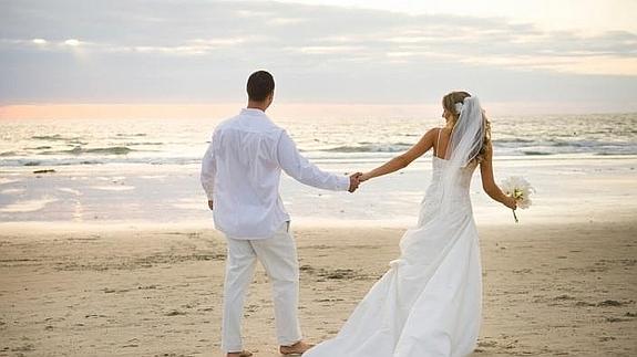 Un decorador de bodas deja plantadas a 42 parejas y huye con el botín