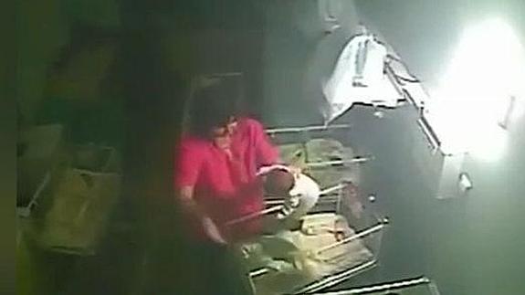 Detienen a una enfermera por acallar el llanto de un bebé con golpes y mordiscos