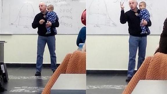 Un profesor da clase con un bebé en brazos para evitar que su madre se fuera