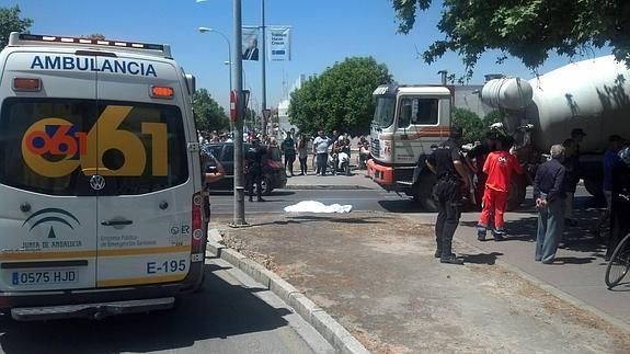 Un anciano fallece en Joaquina Eguaras tras ser atropellado por un camión hormigonera