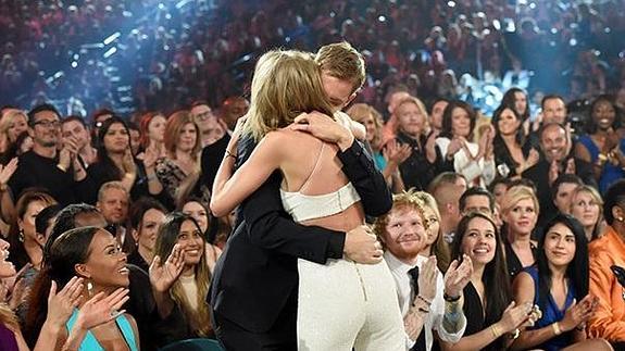 Los besos y 'el manoseo' de Taylor Swift y Calvin Harris que confirman su relación