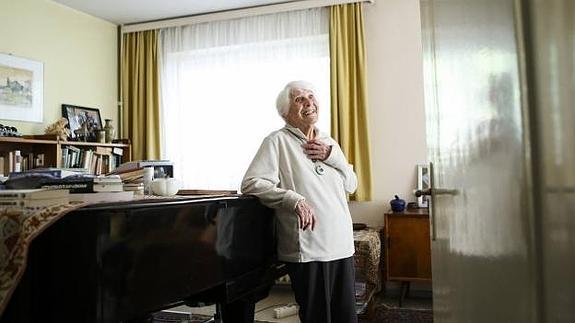 Los nazis le impidieron presentar su tesis doctoral y lo hace ahora, con 102 años