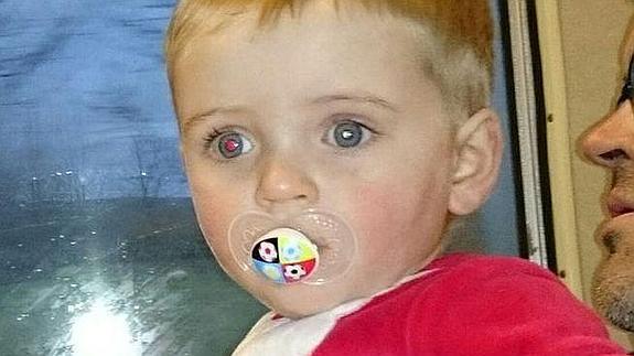 Salva a su hijo de un cáncer ocular porque vio fotos con raras manchas en sus ojos