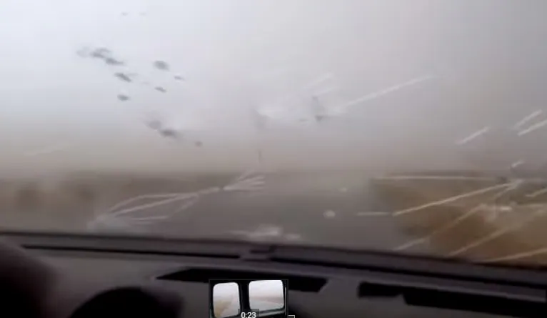 Graba como la tremenda granizada caída en Murcia destroza la luna de su coche