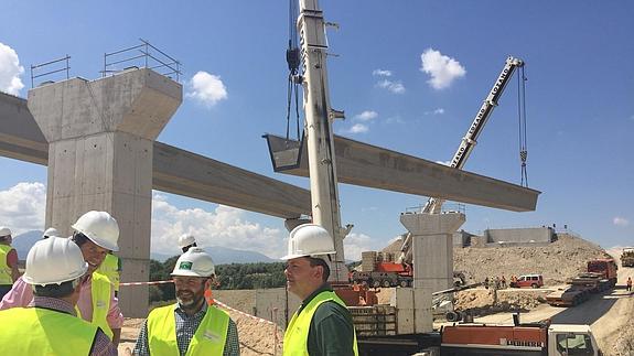 La colocación de las vigas del puente sobre el río Torres en la Autovía del Olivar afronta su recta final