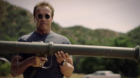 Schwarzenegger ofrece un día de explosiones con él a cambio de ayuda para niños pobres