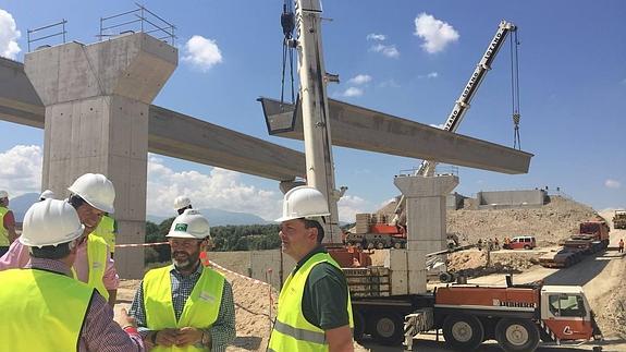 La colocación de vigas para salvar el río Torres en la Autovía del Olivar llega a su recta final