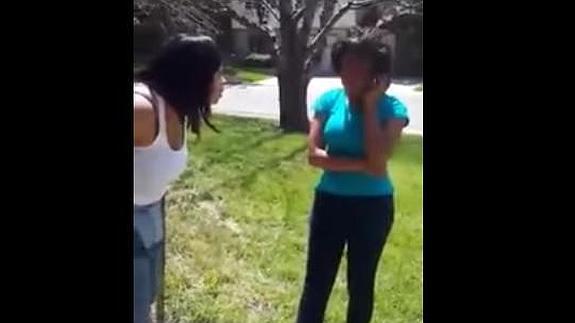 Avergüenza a su hija por simular tener 19 años en Facebook posando en ropa interior