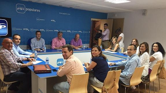 Fernández de Moya y los concejales electos al se reúnen para "perfilar las líneas de acción del próximo gobierno de la ciudad"